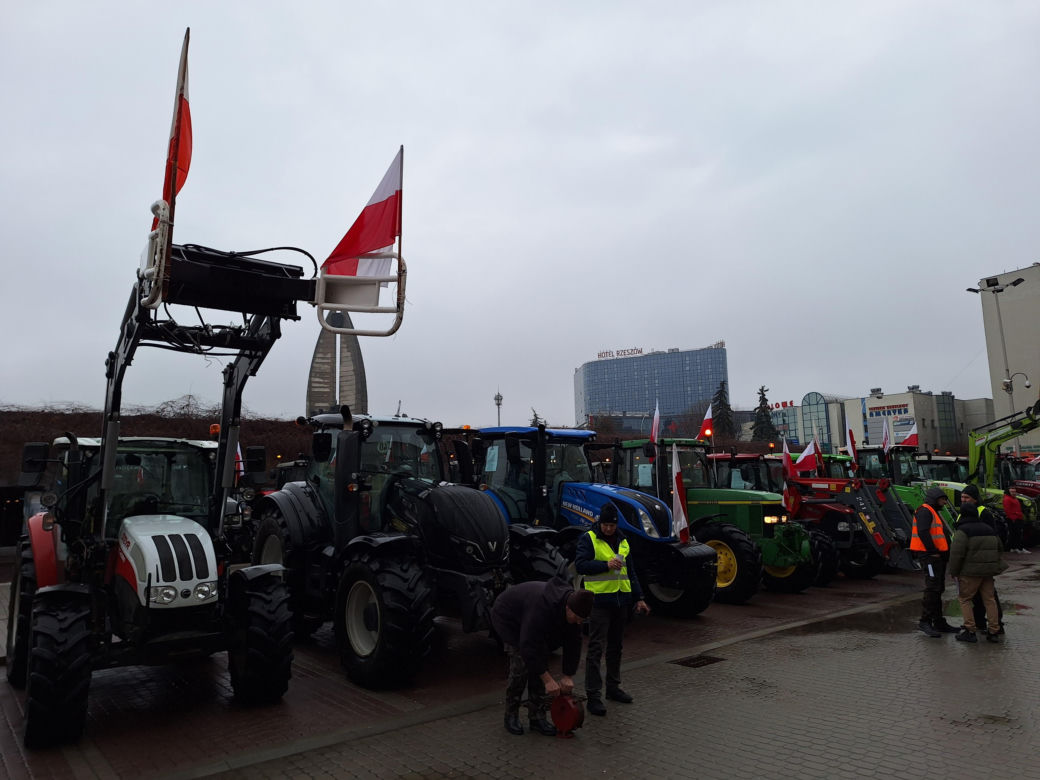 Rolnicy w Rzeszowie wyjechali na ulice. Trwa strajk generalny 