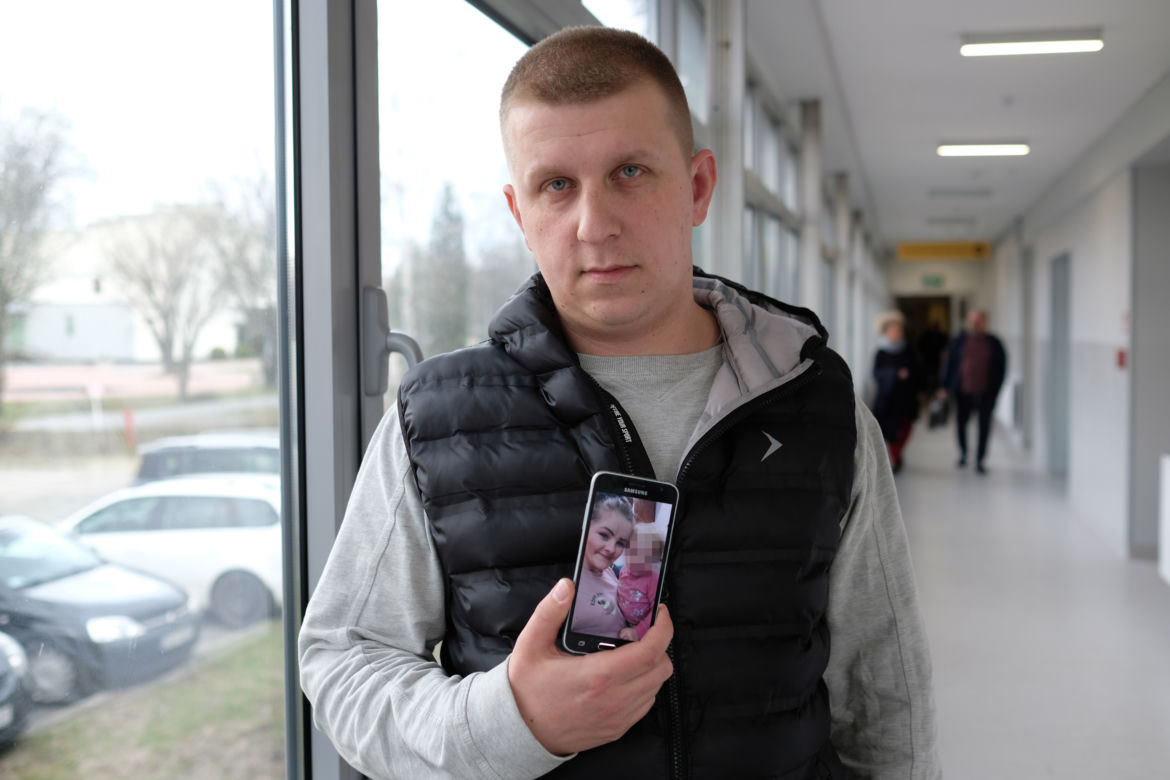 Do szpitala przyszła sama. Teraz rusza tylko oczami.
