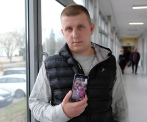Do szpitala przyszła sama. Teraz rusza tylko oczami.