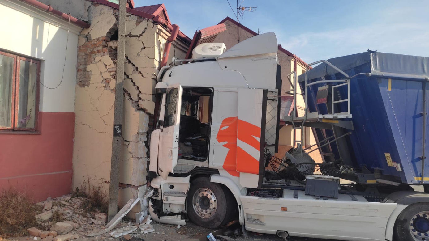 Fatalny wypadek pod Przysuchą! Tir zniszczył dom jednorodzinny [ZDJĘCIA]