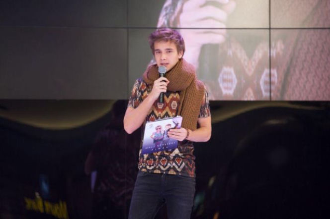 Maciek Musiał w roli prowadzącego zabawę „Mali Styliści”