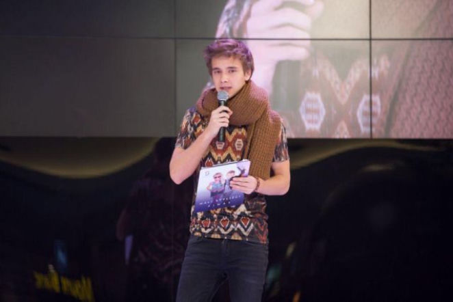 Maciek Musiał w roli prowadzącego zabawę „Mali Styliści”