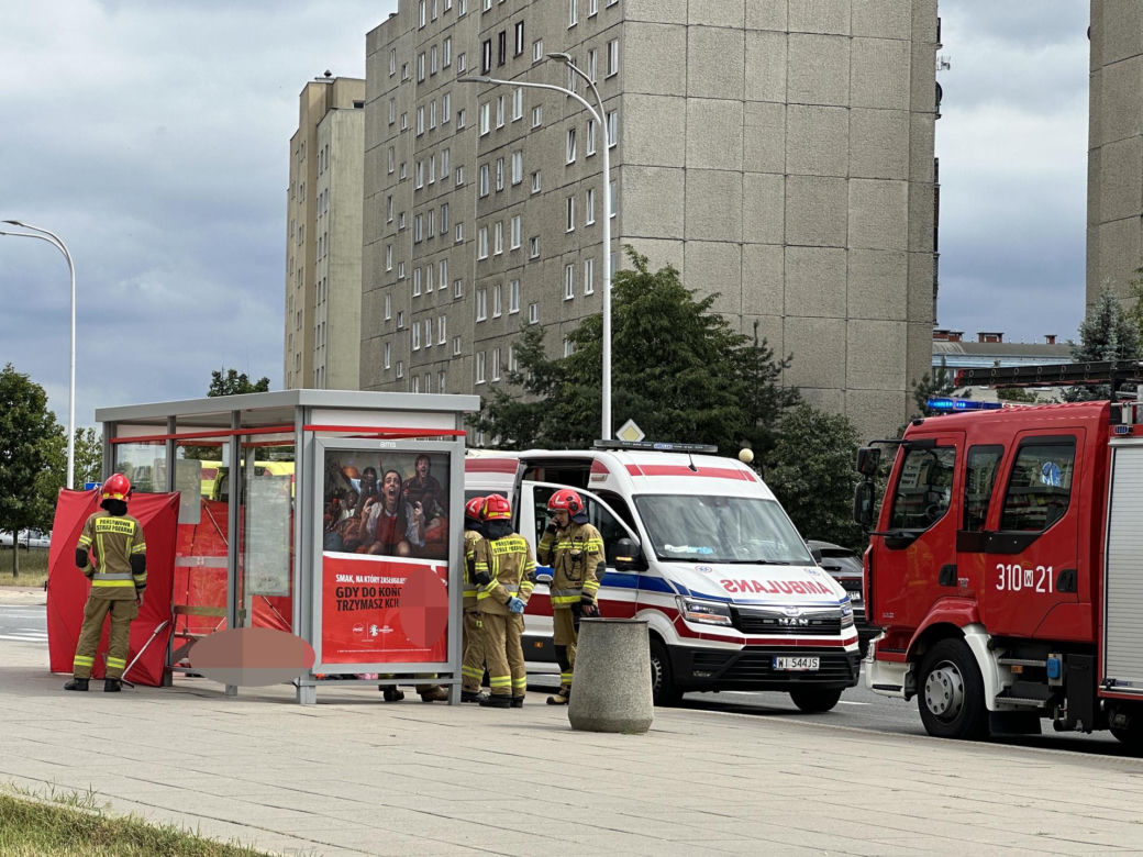 Horror na przystanku autobusowym w Warszawie. Upadł na ziemię i zmarł. Reanimacja nie przyniosła skutku