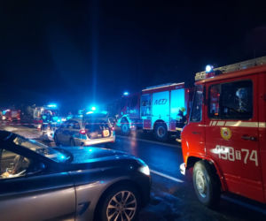 PILNE: Zablokowana droga nr 42. Zderzenie dwóch osobówek i dostawczego busa