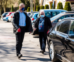 Lech Wałęsa przyszedł do kościoła w maseczce