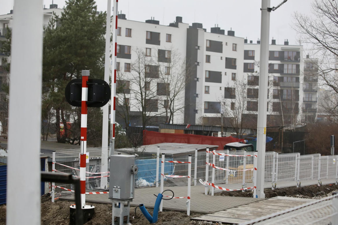 Dojście do nowej stacji przez błoto i plac budowy. PKP Warszawa Grochów jak tor przeszkód 
