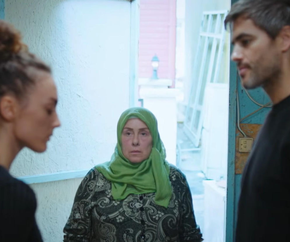 Nana, Cennet i Poyraz w serialu Dziedzictwo, gdzie Poyraz ratuje Nanę z toksycznego środowiska Cennet, otwierając jej nowe możliwości. Więcej informacji o serialu znajdziesz na Super Seriale.