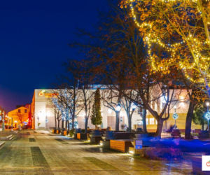 Bełchatów: Miasto rozbłysło tysiącem światełek! Bożonarodzeniowe iluminacje robią wrażenie 