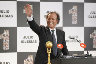 82-letni Julio Iglesias oskarżony o przemoc seksualną i niewolnictwo! Przerażające zeznania ofiar