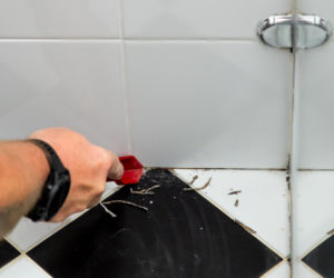 Jak poprawnie usunąć starą fugę i silikon oraz nałożyć nowy? Murator Remontuje