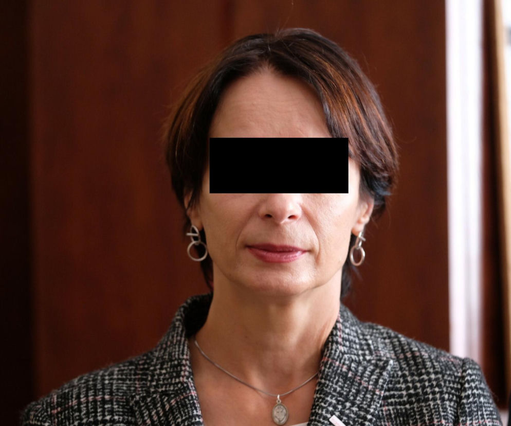Była wicewojewoda Lucyna P. z czarną opaską na oczach. O wyroku za przywłaszczenie pieniędzy przeczytasz w Eska.