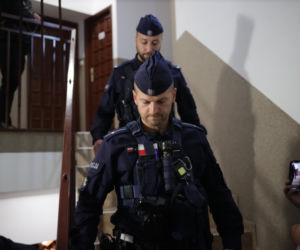 Biskup ewakuowany przez policję. Wierni krzyczeli: Ty tchórzu!. Nocna awantura w parafii