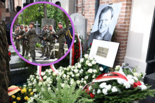 Niezwykłe zdjęcia z pogrzebu Jana Frycza. Aktor został pochowany obok największych polskich ikon. Jest tam słynny sportowiec