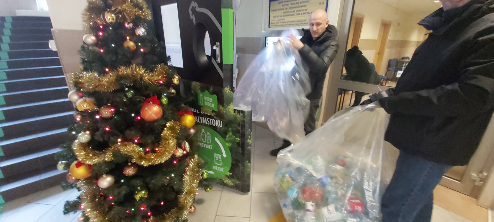 Butelkomaty w Białymstoku. Pierwsza maszyn zapełniona