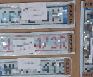 Jeździł na kradzionych tablicach, a przed policją schował się pod łóżkiem!