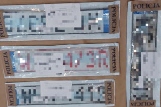 Jeździł na kradzionych tablicach, a przed policją schował się pod łóżkiem!