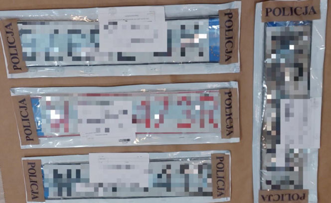 Jeździł na kradzionych tablicach, a przed policją schował się pod łóżkiem!