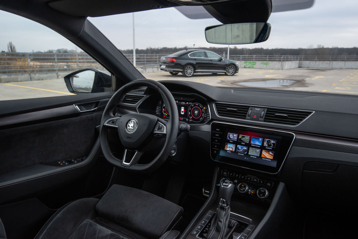 Volkswagen Passat Elegance vs Skoda Superb Sportline