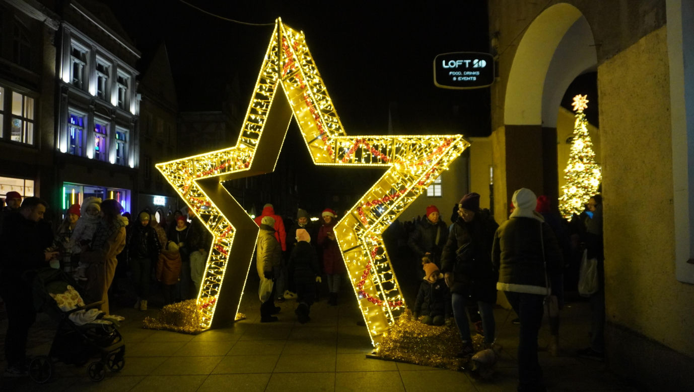 Święta w Olsztynie odpalone! Na Starym Mieście rozbłysła piękna choinka [ZDJĘCIA]