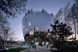 Szkło – bohater tła. Jak współczesne fasady łączą formę z technologią