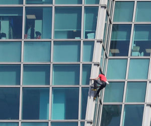 Wszedł na 500-metrowy wieżowiec! Bez żadnych zabezpieczeń