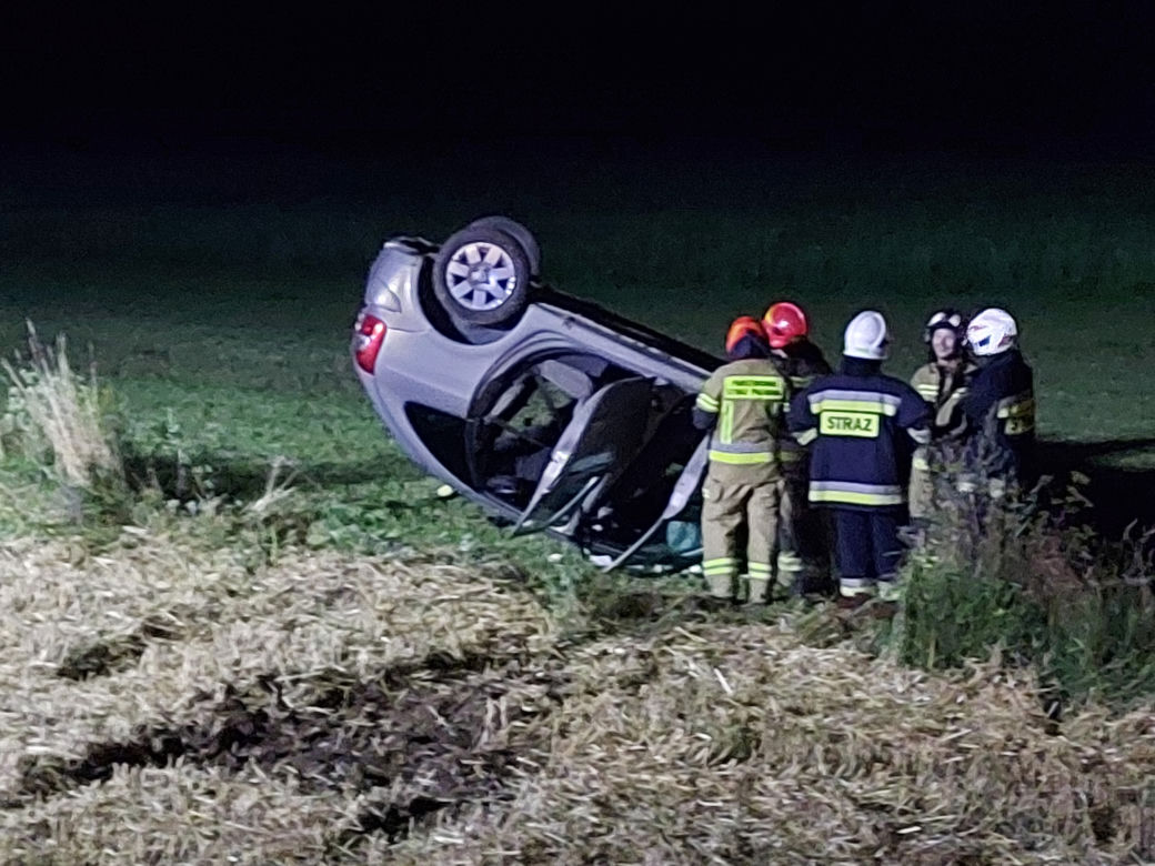 PILNE! Dachowanie w Pawłowie! Kierowca przeciął skrzyżowanie