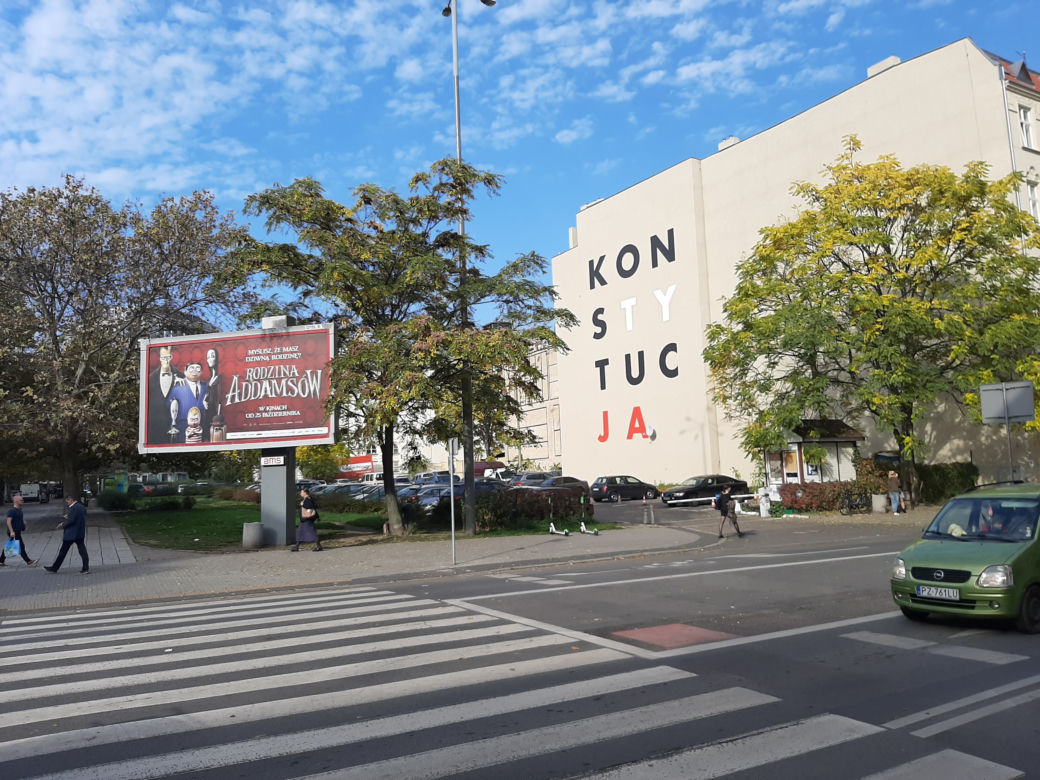 Mural z napisem "KONSTYTUCJA" powstał w Poznaniu
