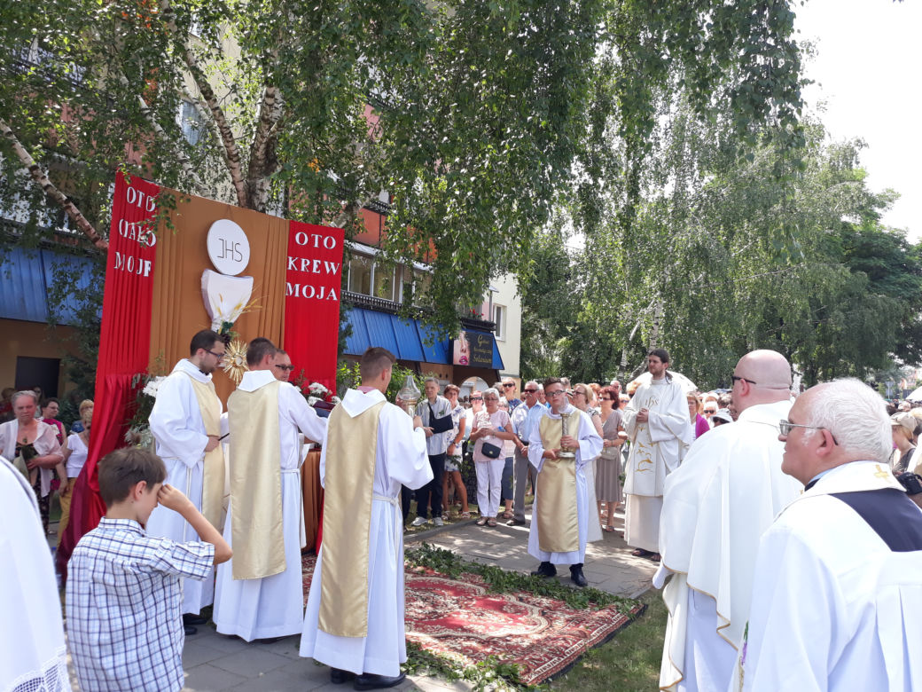 Białystok. Boże Ciało 2019. Wspólna procesja dwóch parafii: św. Jadwigi i NMP z Guadalupe