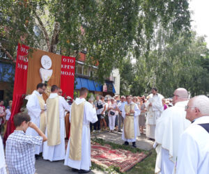Białystok. Boże Ciało 2019. Wspólna procesja dwóch parafii: św. Jadwigi i NMP z Guadalupe