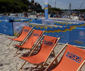 Niebieska i pomarańczowa ekipa rozgrzała plażę w Ustce! Baltic Tour Medicover Sport kontynuuje nadmorską trasę!