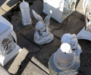 W Wielkanoc na cmentarzu główkę Milanka zmiażdżyła płyta nagrobna. Dramat się nie kończy. Miejsca tragedii strzegą aniołki