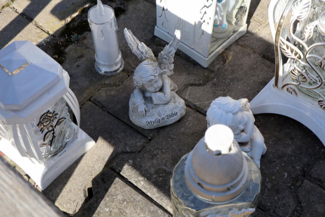 W Wielkanoc na cmentarzu główkę Milanka zmiażdżyła płyta nagrobna. Dramat się nie kończy. Miejsca tragedii strzegą aniołki