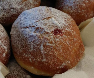 Tłusty czwartek 2018: te cukiernie w Warszawie sprzedają najlepsze pączki! [RANKING, ADRESY]