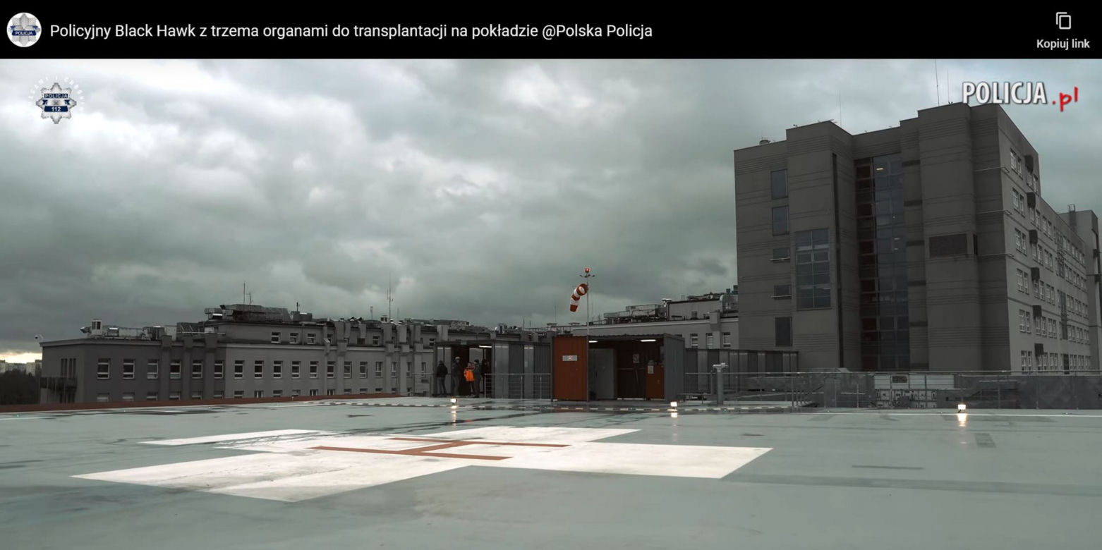 Policyjny Black Hawk w akcji. Na pokładzie śmigłowca narządy do przeszczepu