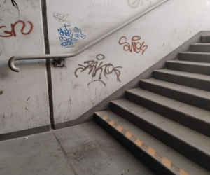 Bród i smród w tunelu pod torami w Siedlcach