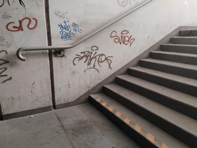 Bród i smród w tunelu pod torami w Siedlcach