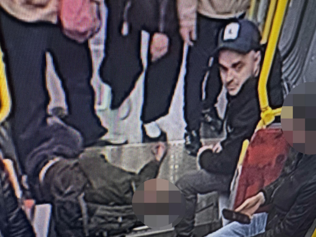 Znokautował pasażera w tramwaju i spokojnie usiadł obok. Policja szuka tego mężczyzny