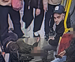 Znokautował pasażera w tramwaju i spokojnie usiadł obok. Policja szuka tego mężczyzny