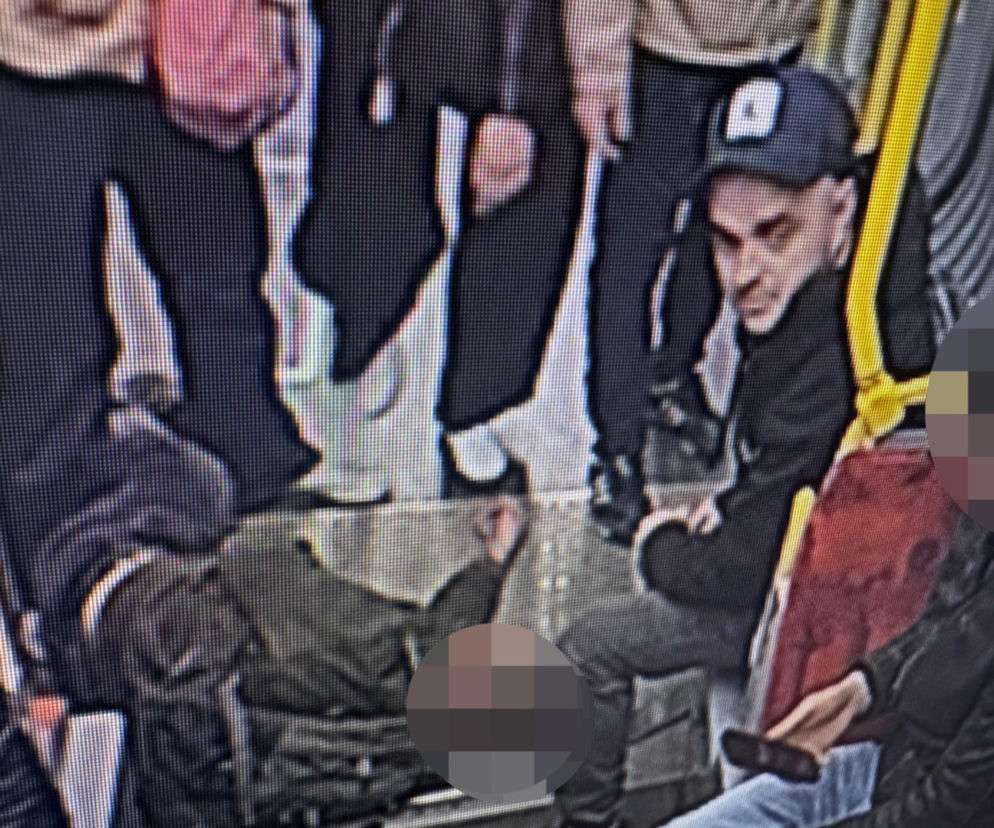 Znokautował pasażera w tramwaju i spokojnie usiadł obok. Policja szuka tego mężczyzny