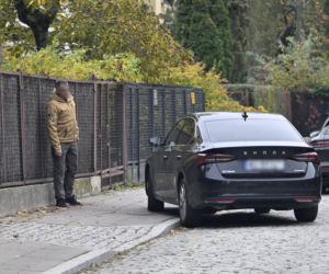 Prezes Kaczyński chory. Kierowca przywiózł mu zakupy do domu