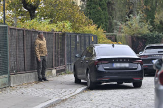 Prezes Kaczyński chory. Kierowca przywiózł mu zakupy do domu