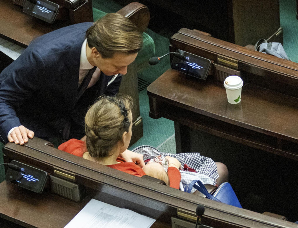 Krzysztof Bosak z żoną Kariną i dzieckiem w Sejmie