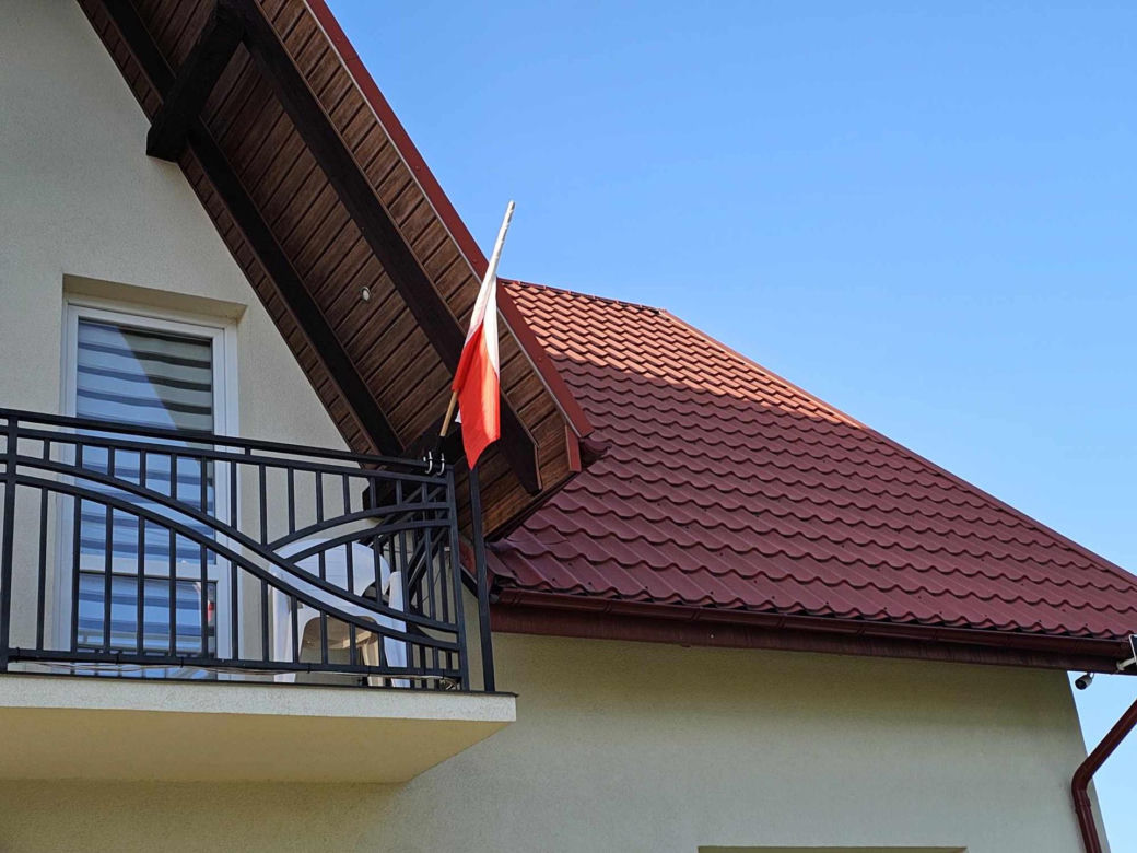 Mieszkąńcy Podkarpacia zaczynaja majówke od wywieszenia flagi