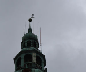 Olsztyn. Wichura przekrzywiła kulę wieńczącą wieżę ratusza. Wejście główne zamknięte [FOTO]