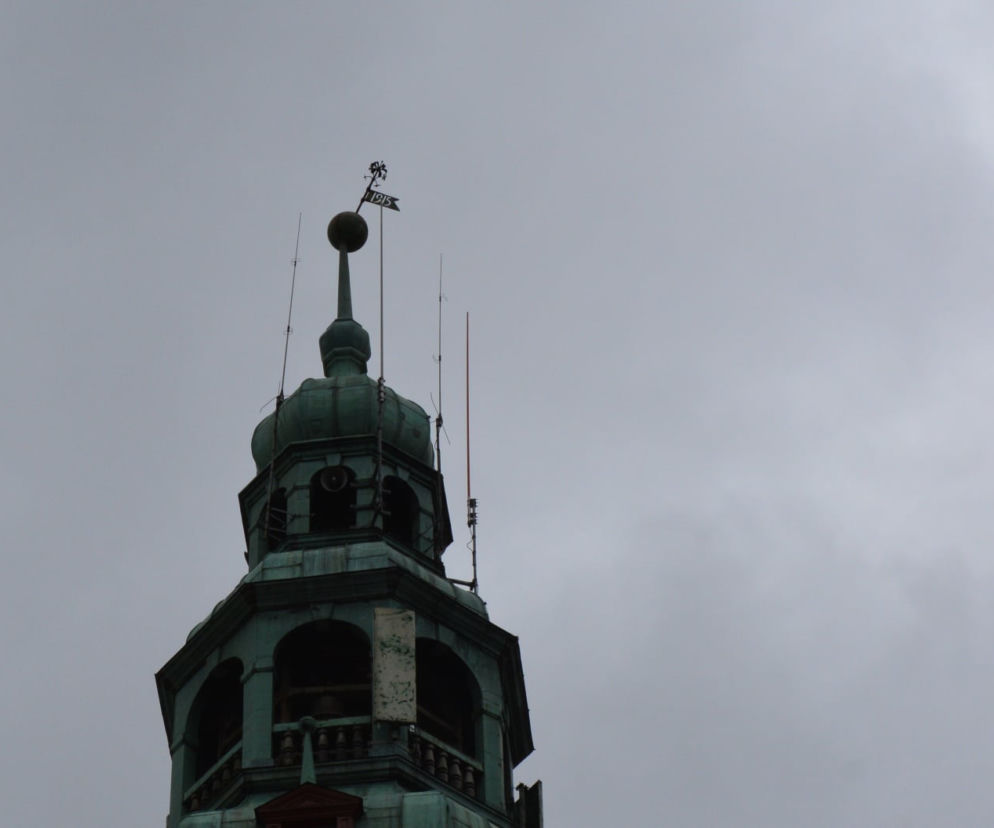 Olsztyn. Wichura przekrzywiła kulę wieńczącą wieżę ratusza. Wejście główne zamknięte [FOTO]