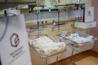 Bydgoskie trojaczki miesiąc spędziły w szpitalu. Sentino, Sofija i Suzan są już w domu, gdzie czekała na nich starsza siostra