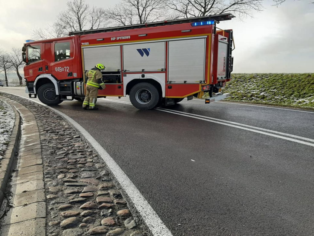 Szczybały Giżyckie. Zderzenie osobowki z tirem. 39-latek zginął na miejscu