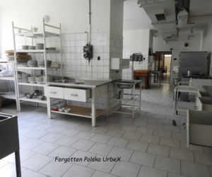 Lalka śpiąca w łóżku i urządzenia rehabilitacyjne. Co znajduje się w opuszczonym sanatorium przy polskiej granicy? [ZDJĘCIA]