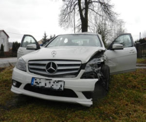 Mercedes Roberta N. rozbity podczas ucieczki przed policją