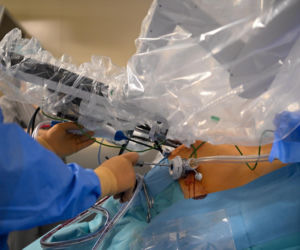 Polscy lekarze z Chin zoperaowali pacjentów w Warszawie. To pierwsze w historii operacje telerobotyczne na taką odległość